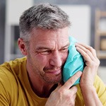 Man using an ice pack